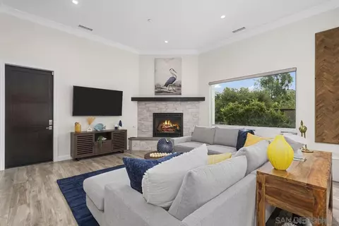 Living - 472 Arroyo Dr, Encinitas, CA 92024 photo 3 of 5
