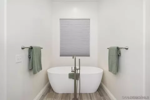Bath - 472 Arroyo Dr, Encinitas, CA 92024 photo 3 of 6