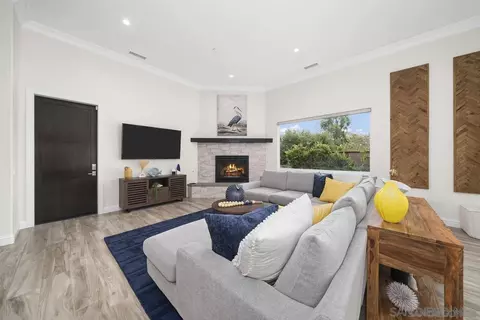Living - 472 Arroyo Dr, Encinitas, CA 92024 photo 4 of 5