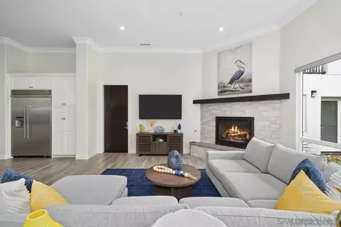 Living - 472 Arroyo Dr, Encinitas, CA 92024 photo 2 of 5