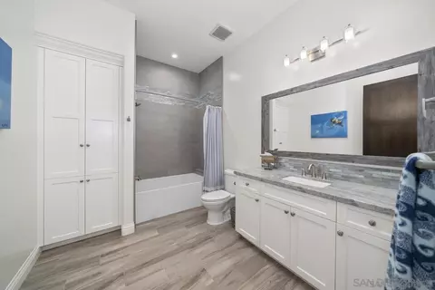 Bath - 472 Arroyo Dr, Encinitas, CA 92024 photo 5 of 6