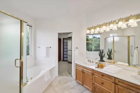 Bath - 6057 Meadowpointe Row, La Jolla, CA 92037 photo 2 of 4