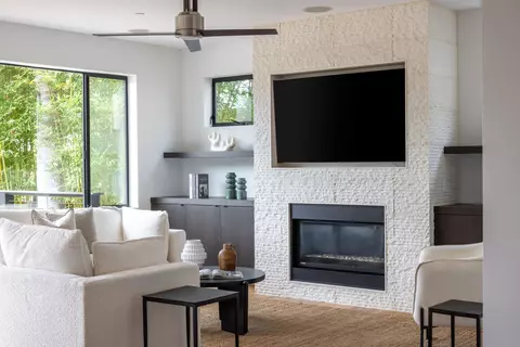 Living - 13772 Mercado Dr, Del Mar, CA 92014 photo 2 of 4