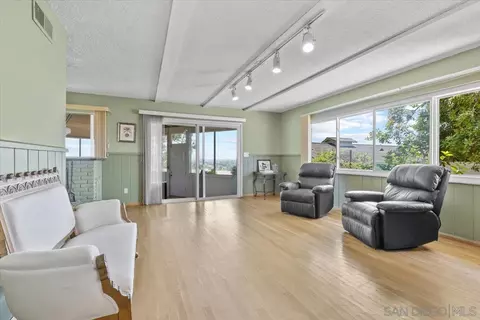 5582 Thunderbird Ln, La Jolla, CA 92037 photo 2