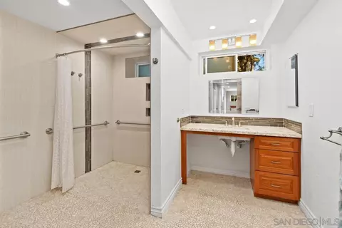 Bath - 4045 Vortex Pl, Escondido, CA 92025 photo 3 of 4