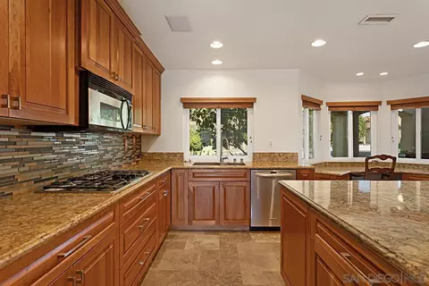 Kitchen - 4045 Vortex Pl, Escondido, CA 92025 photo 4 of 5