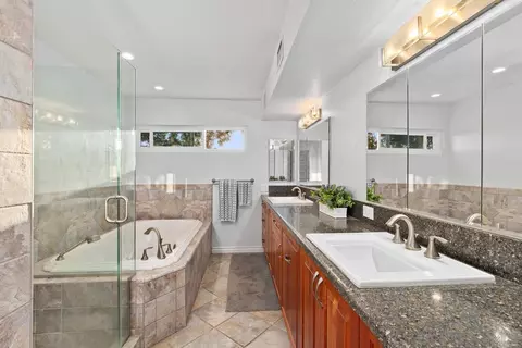 Bath - 4045 Vortex Pl, Escondido, CA 92025 photo 1 of 4