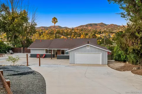 356 Crest Dr, Vista, CA 92084 photo 2