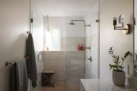 Bath - 4540 Glen St, La Mesa, CA 91941 photo 2 of 4