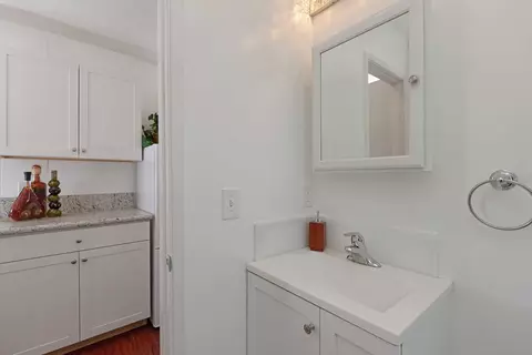 Bath - 411 Vincente Way, La Jolla, CA 92037 photo 3 of 3