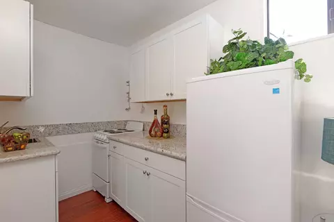 Kitchen - 411 Vincente Way, La Jolla, CA 92037 photo 3 of 3