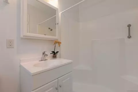 Bath - 411 Vincente Way, La Jolla, CA 92037 photo 1 of 3