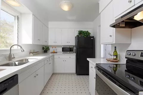Kitchen - 411 Vincente Way, La Jolla, CA 92037 photo 2 of 3