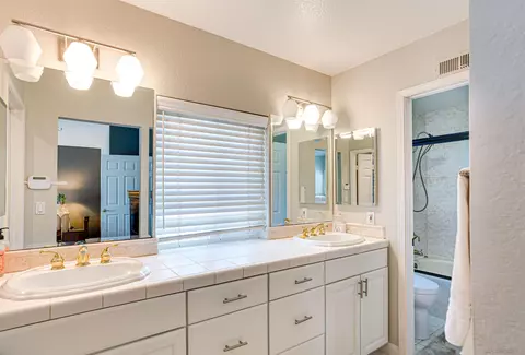 Bath - 1773 Swallowtail Rd, Encinitas, CA 92024 photo 2 of 3