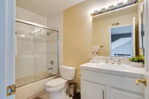 Bath - 1773 Swallowtail Rd, Encinitas, CA 92024 photo 3 of 3