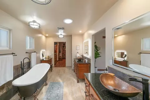 Bath - 2566 Descanso Ln, El Cajon, CA 92021 photo 2 of 4