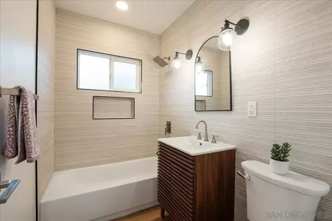 Bath - 495 Vale View Dr, Vista, CA 92081 photo 3 of 3