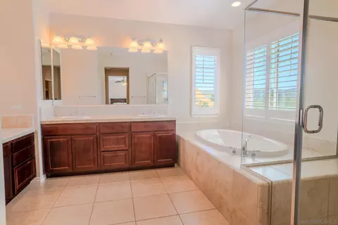 Bath - 45951 Camino Rubi, Temecula, CA 92592 photo 3 of 4