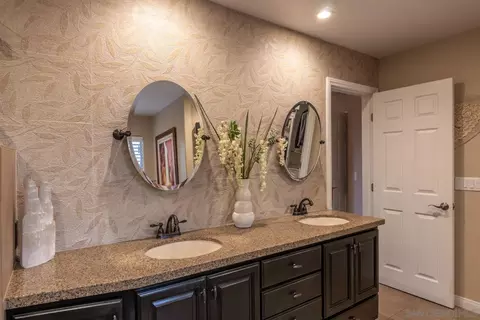 Bath - 10111 Circle P Ln, Escondido, CA 92026 photo 2 of 5