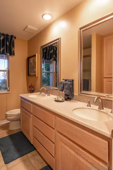 Bath - 10111 Circle P Ln, Escondido, CA 92026 photo 4 of 5