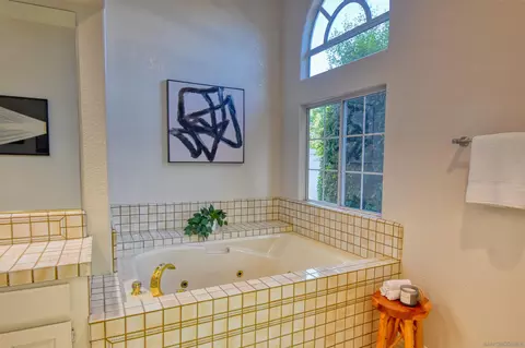 Bath - 13988 Pequot Dr, Poway, CA 92064 photo 3 of 7