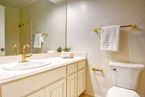 Bath - 13988 Pequot Dr, Poway, CA 92064 photo 6 of 7