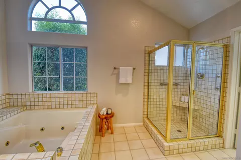 Bath - 13988 Pequot Dr, Poway, CA 92064 photo 4 of 7