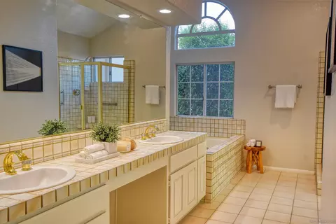 Bath - 13988 Pequot Dr, Poway, CA 92064 photo 5 of 7