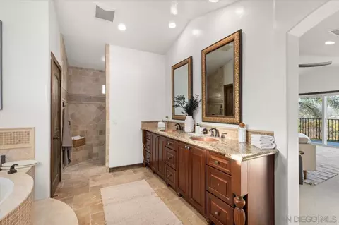 Bath - 313 Trailview Rd, Encinitas, CA 92024 photo 2 of 4