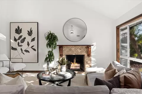 Living - 313 Trailview Rd, Encinitas, CA 92024 photo 2 of 5