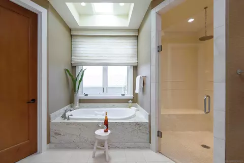 Bath - 5882 Sagebrush Rd, La Jolla, CA 92037 photo 2 of 3