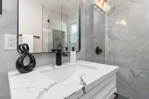 Bath - 2153 Helix St, Spring Valley, CA 91977 photo 3 of 6