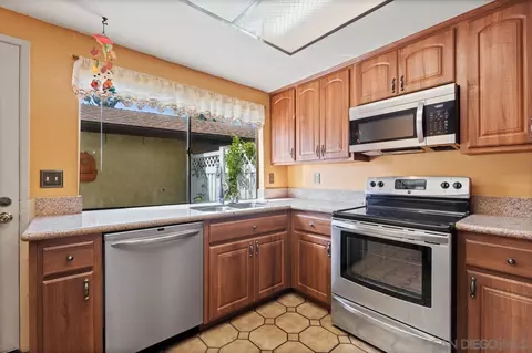 Kitchen - 11024 Plum Tree Ln, Spring Valley, CA 91977 photo 4 of 6