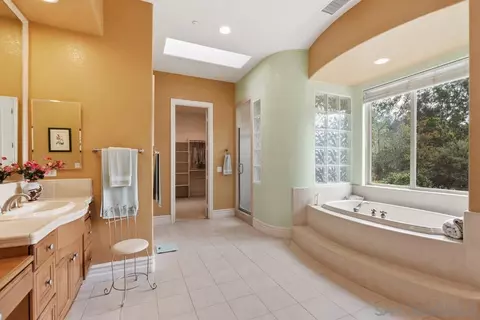 Bath - 15848 Prairie Vista Rd, Poway, CA 92064 photo 2 of 6