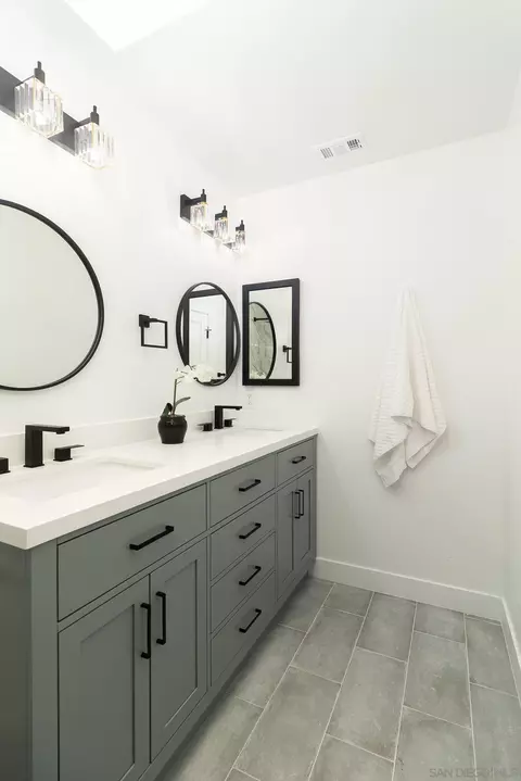 Bath - 2662 Cazadero Dr, Carlsbad, CA 92009 photo 2 of 4