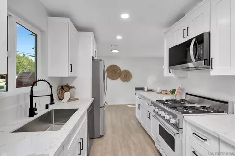 Kitchen - 8556 Big Rock Rd, Santee, CA 92071 photo 3 of 6