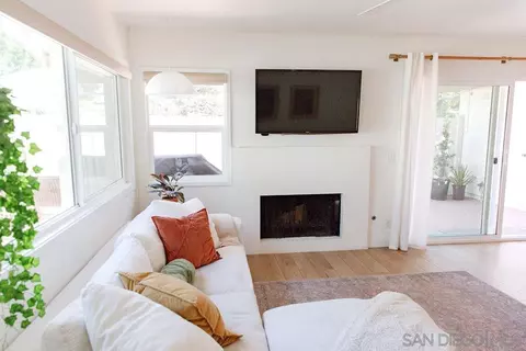 Living - 215 Countryhaven Rd, Encinitas, CA 92024 photo 2 of 2