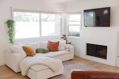 Living - 215 Countryhaven Rd, Encinitas, CA 92024 photo 1 of 2