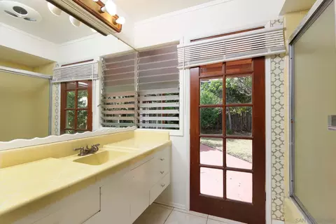 Bath - 1063 Skylark Dr, La Jolla, CA 92037 photo 2 of 2