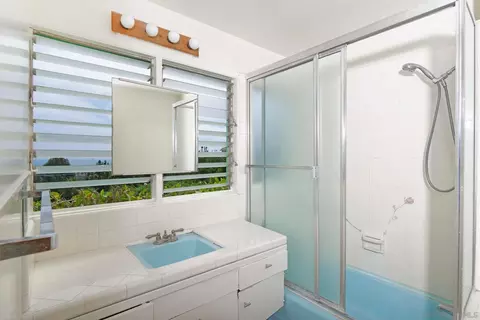 Bath - 1063 Skylark Dr, La Jolla, CA 92037 photo 1 of 2