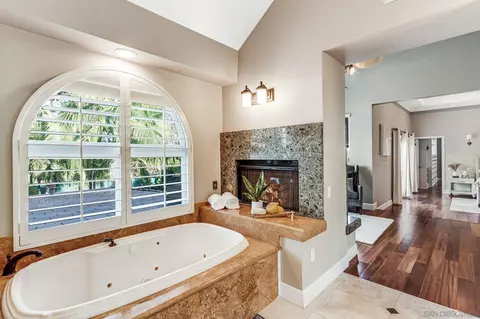 Bath - 939 Calle Santa Cruz, Encinitas, CA 92024 photo 4 of 6