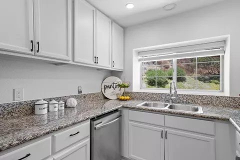 1881 Loreto Gln, Escondido, CA 92027 photo 10