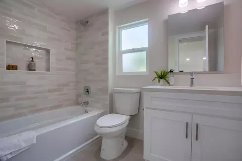 Bath - 1508 Bush St, Oceanside, CA 92058 photo 4 of 6