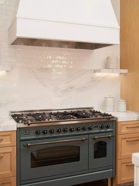Kitchen - 540 Park Ln, Encinitas, CA 92024 photo 11 of 12