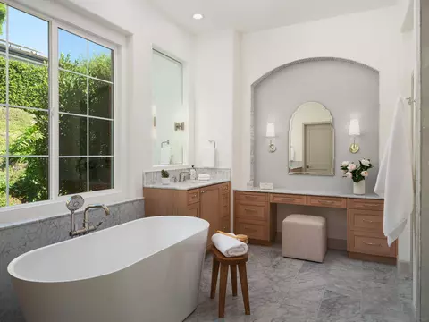 Bath - 540 Park Ln, Encinitas, CA 92024 photo 5 of 11