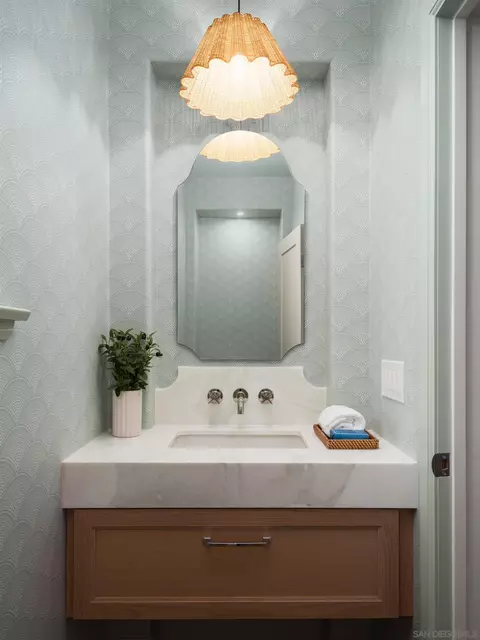 Bath - 540 Park Ln, Encinitas, CA 92024 photo 1 of 11