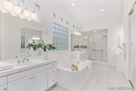Bath - 2815 Ridgegate Row, La Jolla, CA 92037 photo 1 of 5