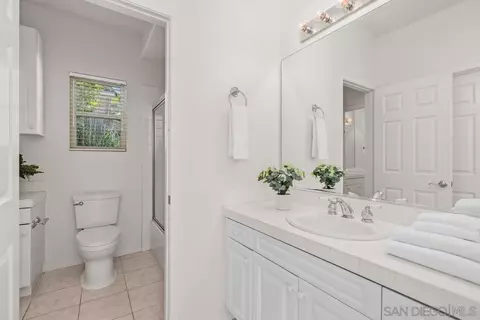 Bath - 2815 Ridgegate Row, La Jolla, CA 92037 photo 3 of 5