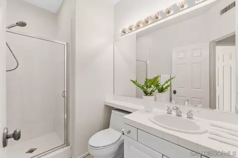 Bath - 2815 Ridgegate Row, La Jolla, CA 92037 photo 4 of 5