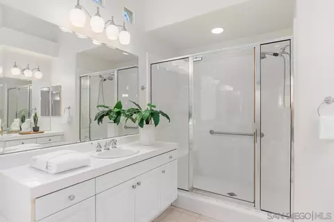 Bath - 2815 Ridgegate Row, La Jolla, CA 92037 photo 2 of 5